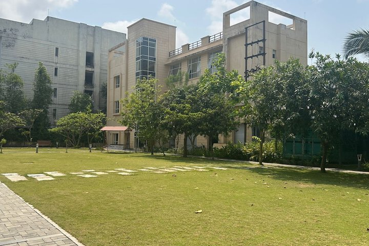 Hotel Exterior 33 of 47