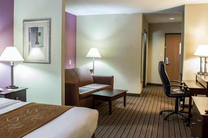 1 King Bed (2 of 9)