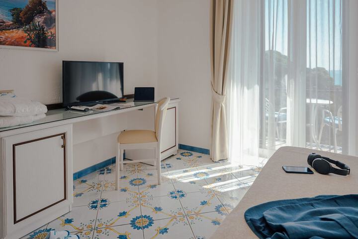 Room 28 of 100
