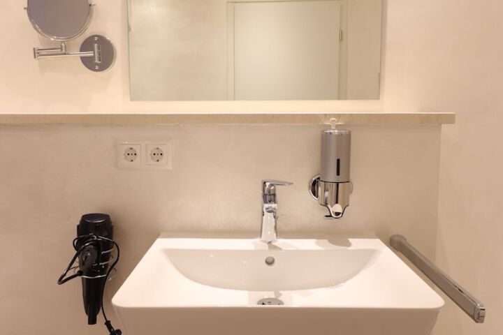 Room 12 of 102