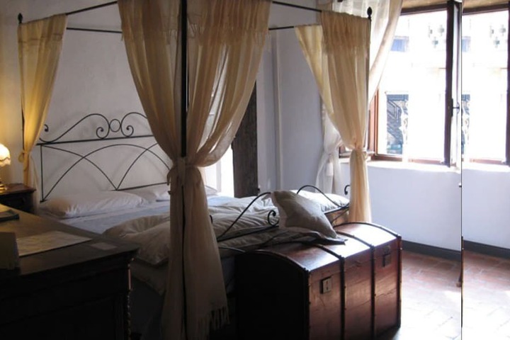 Room 4 of 25