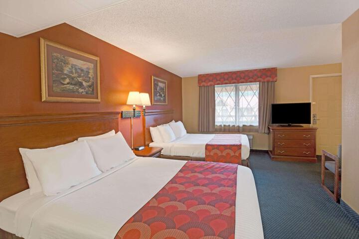 2 Double Beds (7 of 9)