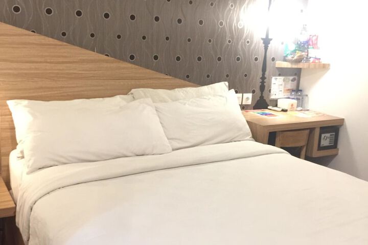 Room 8 of 33