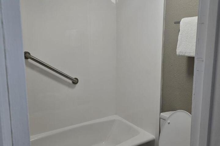 1 King Bed (5 of 5)