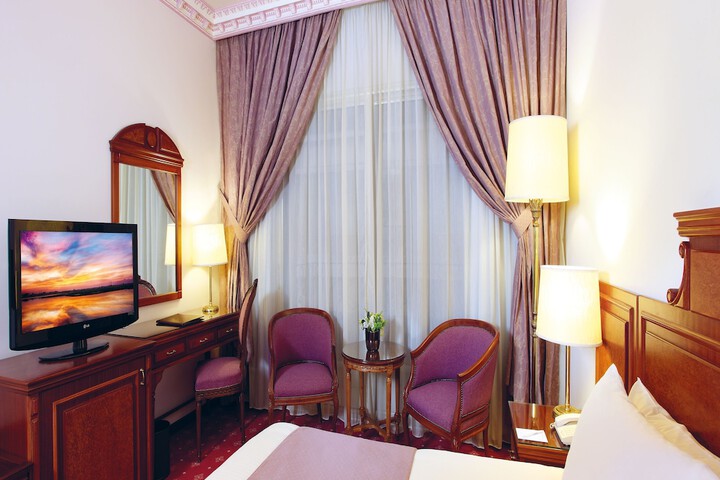 Room 10 of 42