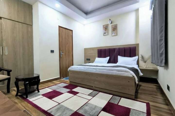 Room 4 of 16