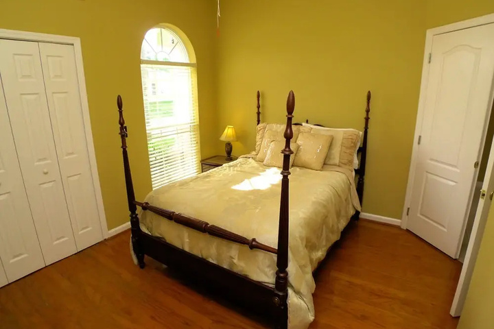 Room 5 of 16