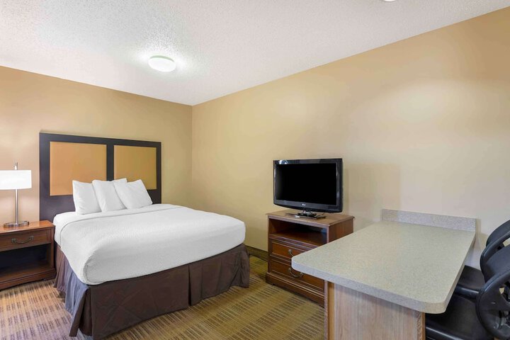 Deluxe Queen Bed Accessible (5 of 14)