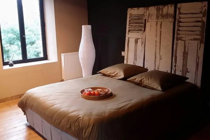 Room 5 of 8
