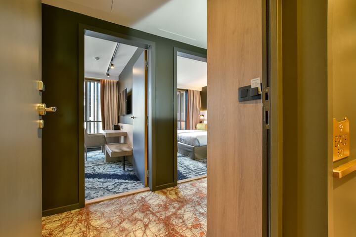 Room 2 of 43