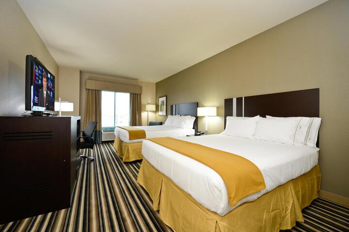 2 Queen Beds (3 of 15)