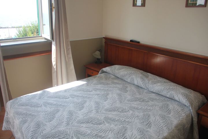 Room 3 of 37