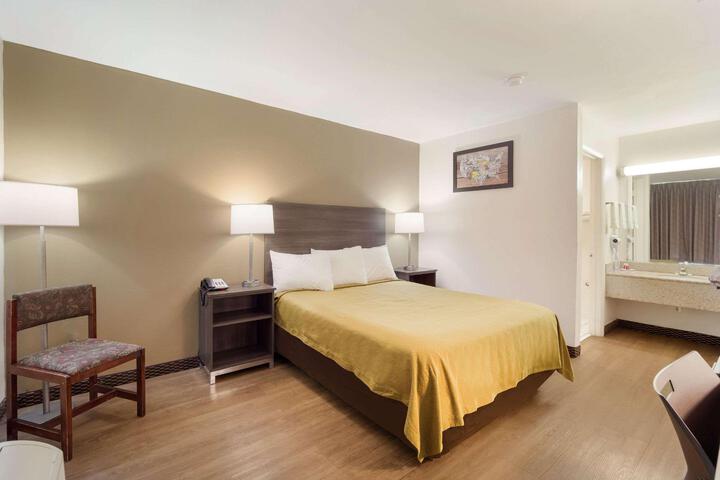 1 Queen Bed (11 of 14)