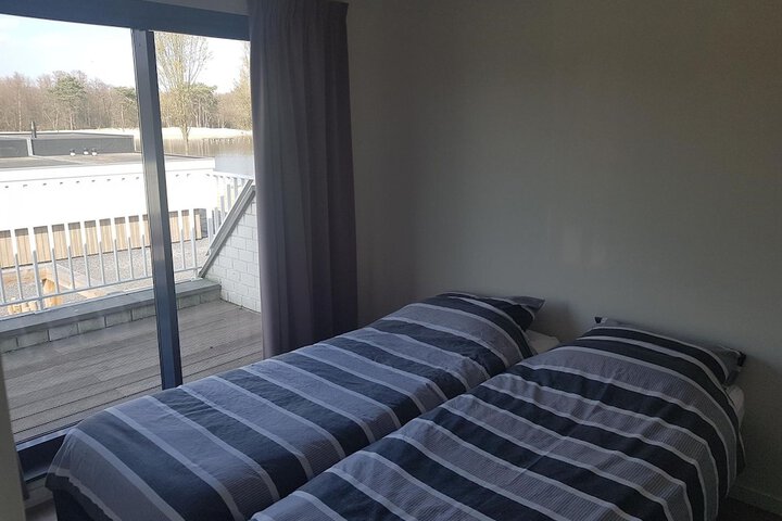Room 8 of 107