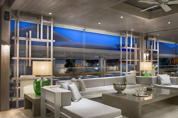 Lounge 98 of 145