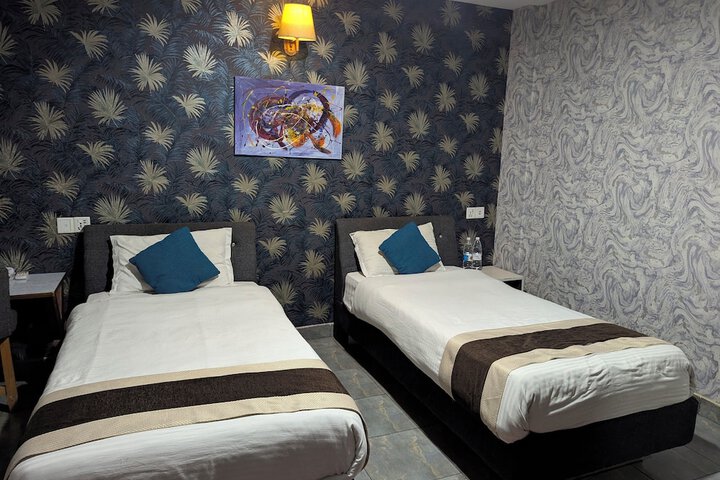 Room 4 of 8