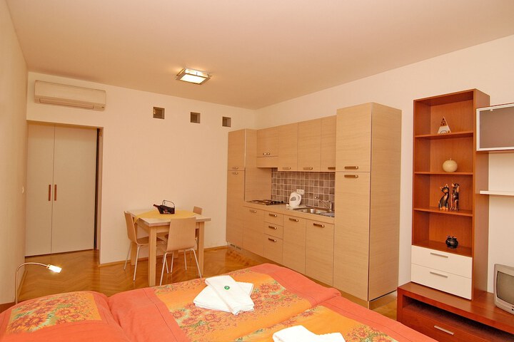 Room 3 of 60