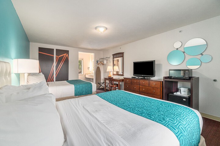 2 Queen Beds (8 of 21)
