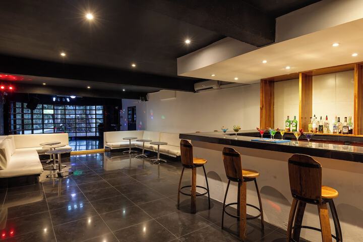 Lounge 93 of 141