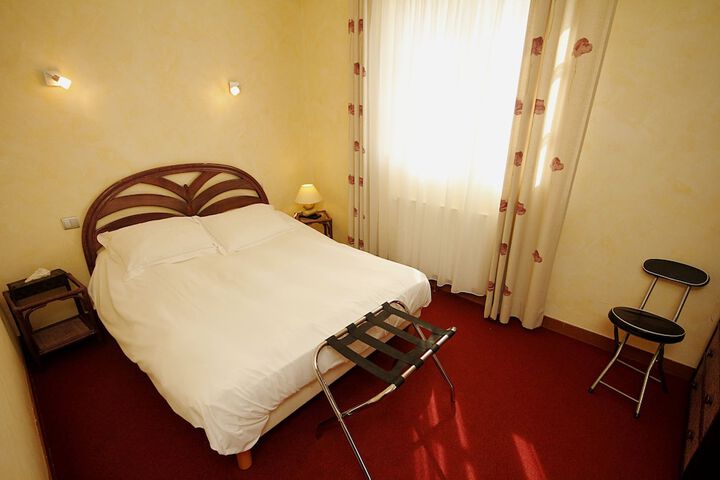 Room 4 of 16