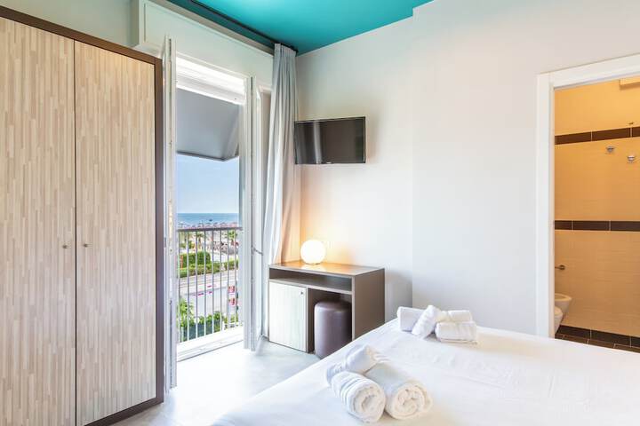 Room 52 of 148