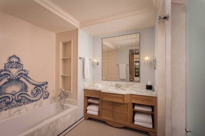 Room 27 of 169
