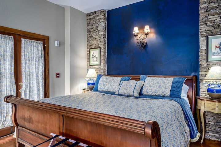 Snug Hug Queen Suite with Fireplace (113 of 131)