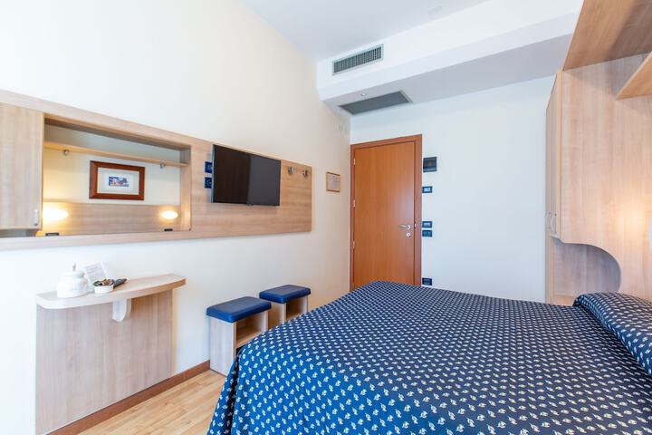 Room 6 of 40