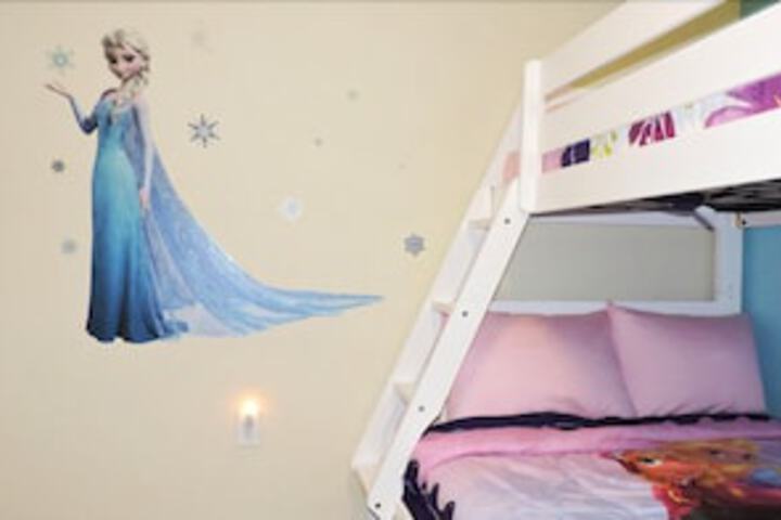 Room 6 of 35