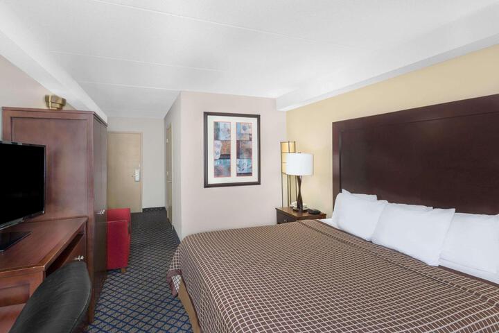 1 King Bed Accessible (10 of 12)