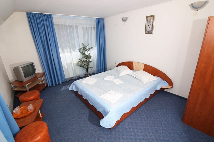 Room 4 of 27