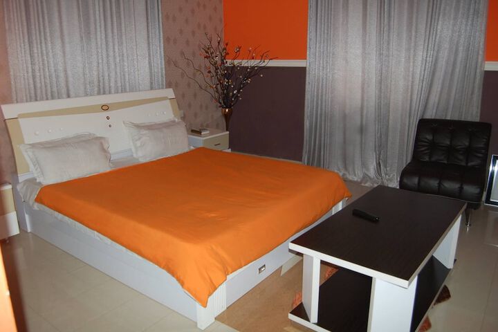 Room 3 of 10