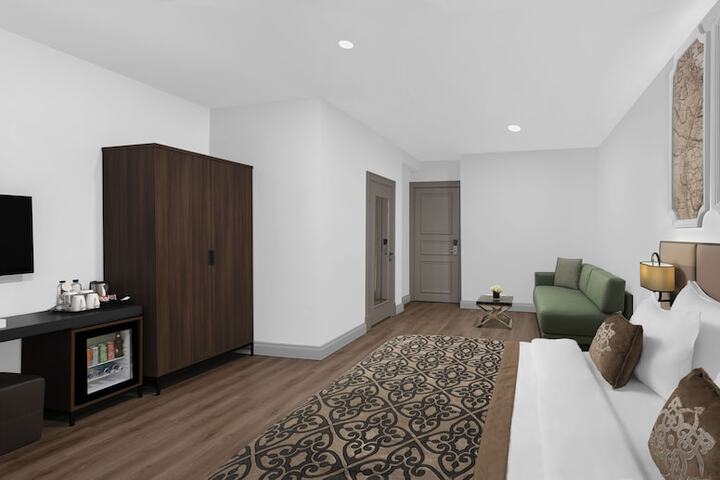 Room 28 of 79