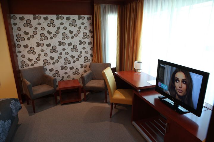 Lounge 44 of 62