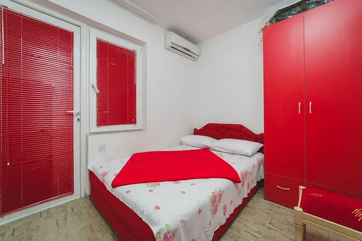 Room 6 of 19