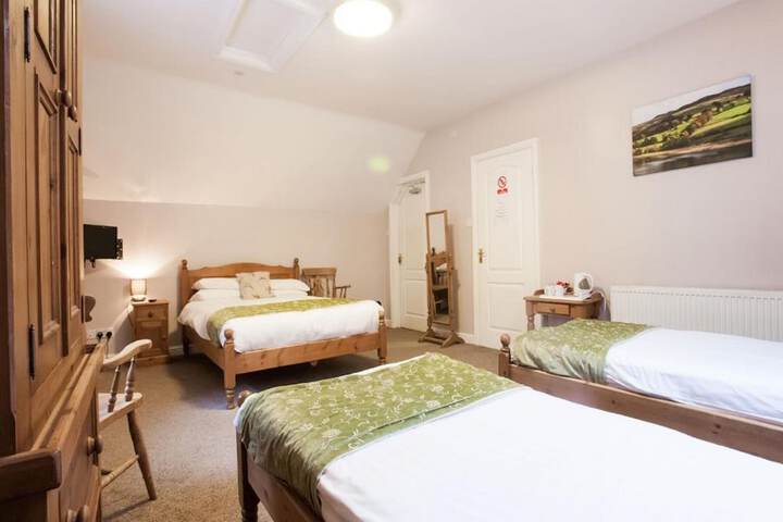 Ladybower Inn Image 3