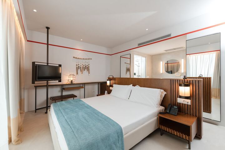 Room 28 of 115