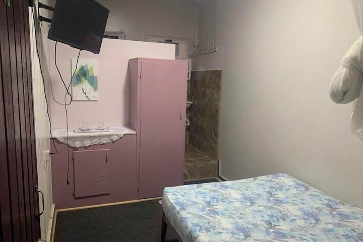 Room 4 of 8