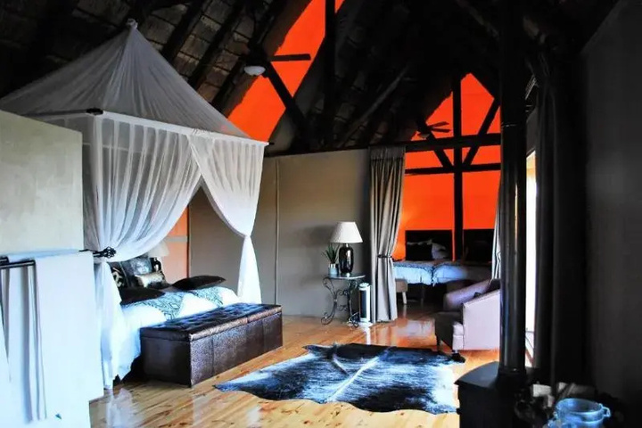 Room 2 of 10
