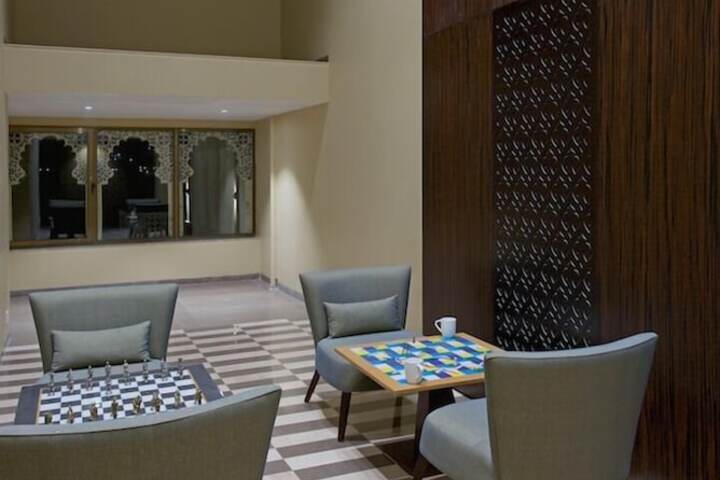 Lounge 56 of 68