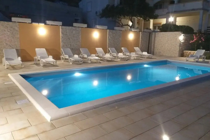 Pool 11 of 17