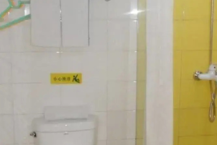 Room 8 of 16