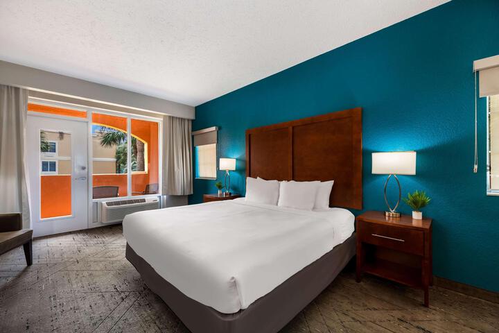 1 King Bed Balcony Microwave and Refrigerator WiFi Full Breakfast (11 of 19)