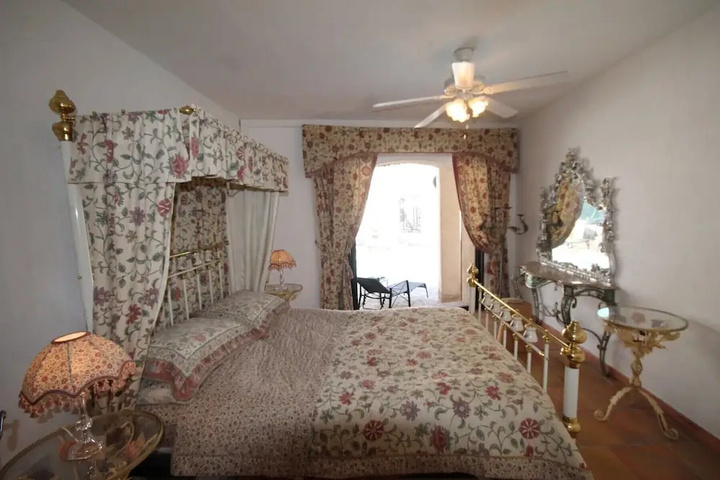 Room 6 of 19