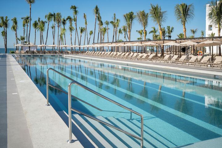 Hotel with Pool