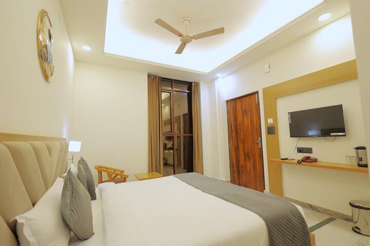Room 6 of 63