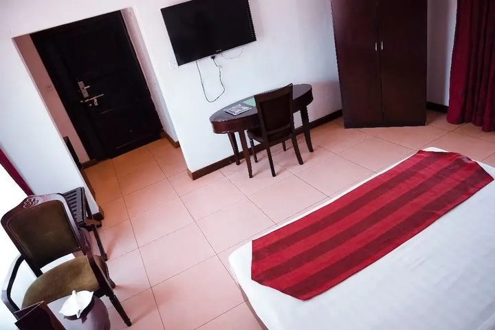 Room 4 of 9