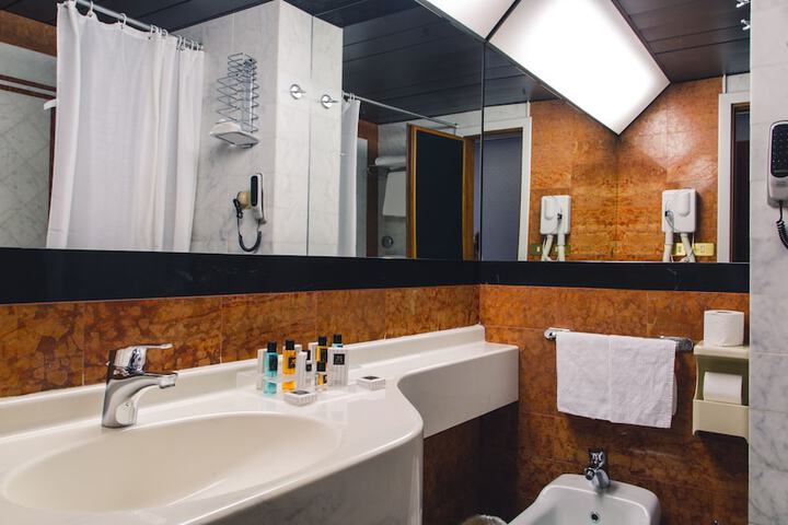 Room 25 of 47
