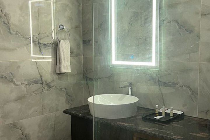 Room 33 of 40