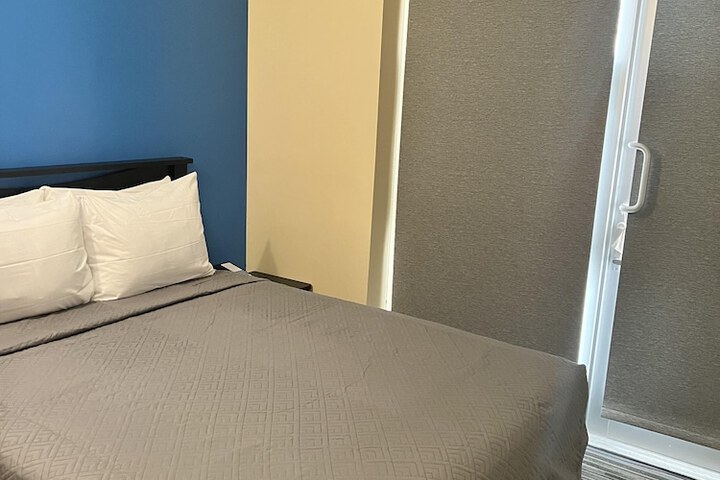 Room 7 of 12